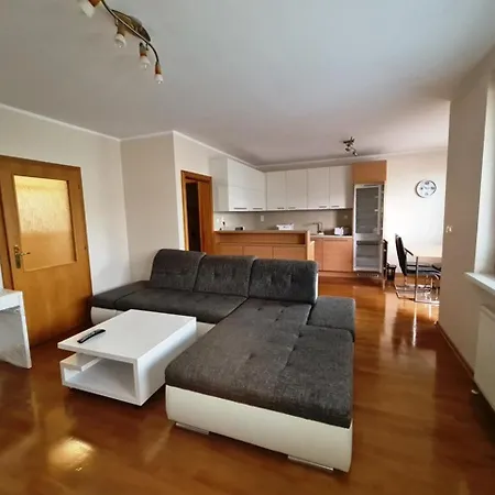 'active Life' - Hockey, Football And Basketball Stadium, Polus Shopping Center - Air Conditioned And Parking Possibility Apartmán *