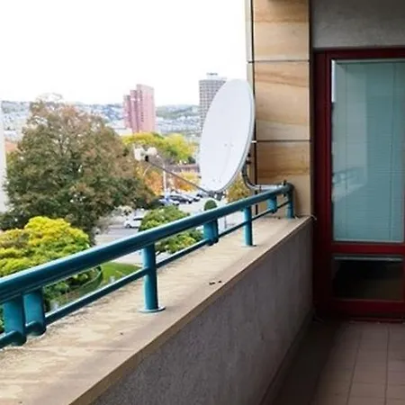 'active Life' - Hockey, Football And Basketball Stadium, Vivo Shopping Center - Parking And Air Conditioned ברטיסלאבה